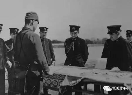 在日軍眼中，海南島向北可以控制瓊州海峽，向南可以控制中國南海，是攻擊東南亞地區(qū)“永不沉沒的超級航空母艦”。同時海南島上自然資源富饒，所以侵占海南后，日本制定了《開發(fā)海南島5年計劃》。