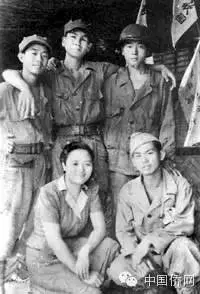 1942年5月，菲律賓華僑抗日游擊支隊(簡稱華支)成立。華支轉(zhuǎn)戰(zhàn)菲律賓14個省與日軍戰(zhàn)斗，斃敵2020人。圖為華支第一位女隊員林美玉(前排左一)和戰(zhàn)友們合影留念。