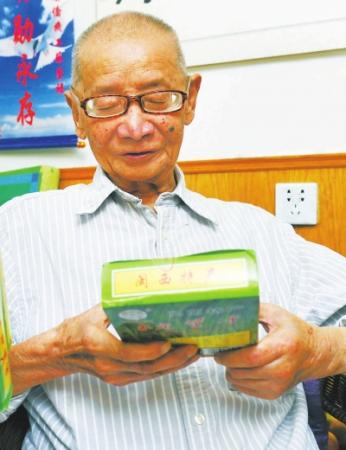 蘇老接過(guò)記者遞上的閩西特產(chǎn)梅菜干，連說(shuō)“這是老家來(lái)的”。