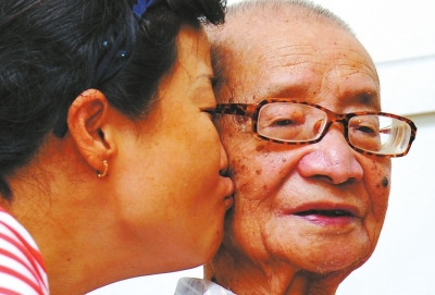 二女兒親吻老父親，表達(dá)對(duì)他的敬重。