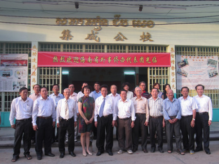 海南省外事僑務(wù)辦公室代表團(tuán)與柬埔寨集成學(xué)校及柬埔寨海南同鄉(xiāng)會代表合影。