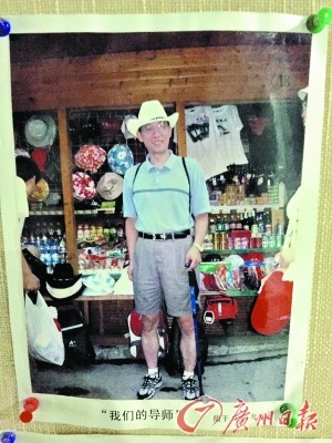 與學生旅行中的施一公。 與學生旅行中的施一公。
