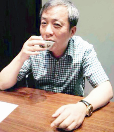 劉益謙用雞缸杯喝茶。(圖片來源：資料圖)