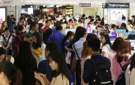 韓國(guó)免稅店游客爆滿 韓國(guó)免稅店游客爆滿