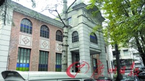 　　我國(guó)第一條民營(yíng)鐵路——新寧鐵路車站舊址，該火車站舊址位于江門市區(qū)北街，是新寧鐵路唯一保留下來的原址，里面有候客廳、站臺(tái)等，保存完好。 　　該鐵路于抗戰(zhàn)期間，遭到日軍轟炸，為阻止日軍南侵，自行拆毀。