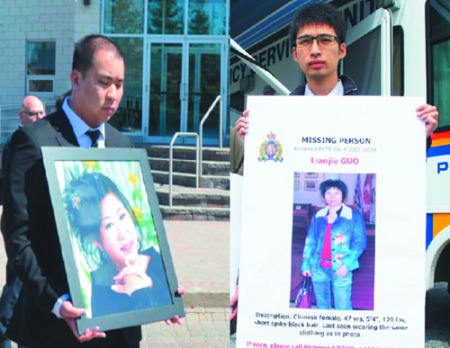 盧彥軒(左)和湯遠熙都曾帶著母親的照片出面，后來卻都被警方認定為弒母兇嫌。(資料照片)
