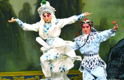 張火?。ㄗ螅┰诿绹?guó)紐約林肯中心媒體預(yù)演中表演《白蛇傳》片段