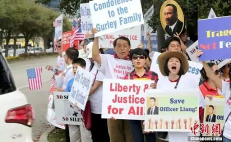 休斯頓華人群體打出各種口號 休斯頓華人群體打出各種口號