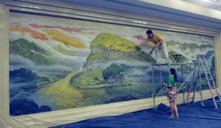 畫家許世虎創(chuàng)作油畫作品《碧水青山》。 <a target='_blank' >中新社</a>記者 周毅 攝