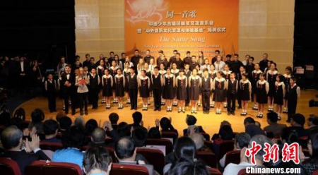 伯樂中學(xué)中文歌唱團在北京演出。中國駐德使館教育處供圖