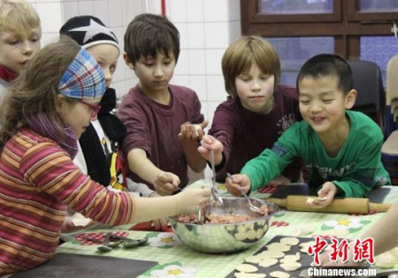 天文館旁小學(xué)的孩子們在“中文之夜”包餃子。中國駐德使館教育處供