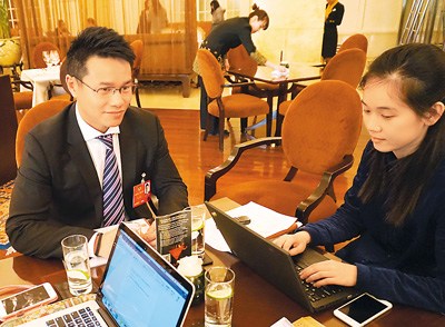 圖為朱鼎健(左)接受本報(bào)記者采訪。(攝影/袁璐)