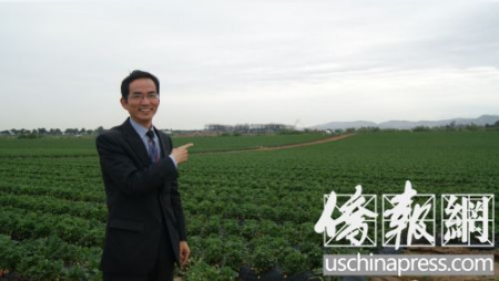陳剛向記者指明他們經(jīng)過(guò)長(zhǎng)期努力，協(xié)助協(xié)商談好墓園新墓址。（僑報(bào)實(shí)習(xí)記者章寧攝）