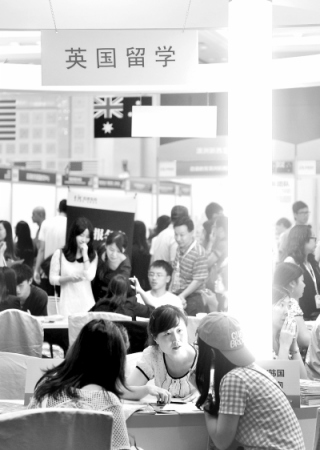 在廣州市舉行的一個國際教育展暨出國考試展上，參展人員向學生和家長提供前往英國留學的有關咨詢服務。CFP
