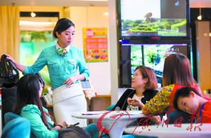 市民咨詢。廣州日?qǐng)?bào)記者莊小龍 攝