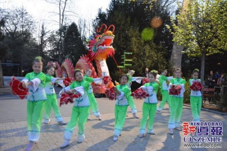 來自匈中雙語學(xué)校的學(xué)生們的開場表演(匈牙利《新導(dǎo)報》/金曉曉 歐陽燕清 攝) 來自匈中雙語學(xué)校的學(xué)生們的開場表演(匈牙利《新導(dǎo)報》/金曉曉 歐陽燕清 攝)