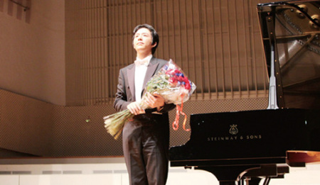 演出結束，李云迪向觀眾謝幕（法國《歐洲時報》/關夢覺 攝）