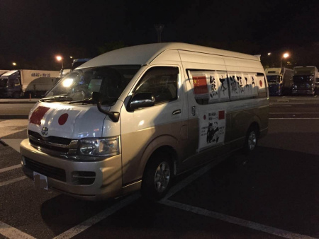 圖為支援隊(duì)隊(duì)員所乘坐的汽車(chē)。