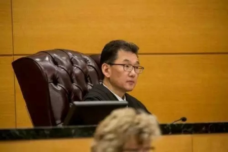 布魯克林最高法院主審法官Danny K.Chun審理梁彼得案。