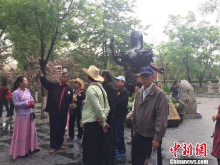 27日，來(lái)自泰國(guó)的17名移民后裔不遠(yuǎn)萬(wàn)里齊聚山西洪洞大槐樹尋根祭祖?！⊥蹶?攝