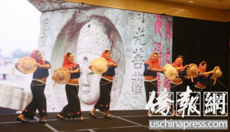 現(xiàn)場“惠安女”舞蹈表演(美國《僑報》/管黎明 攝) 現(xiàn)場“惠安女”舞蹈表演(美國《僑報》/管黎明 攝)