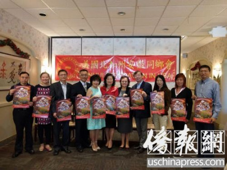 參展的25名華裔中小學生和指導老師出席畫展開幕式(美國《僑報》/管黎明 攝) 參展的25名華裔中小學生和指導老師出席畫展開幕式(美國《僑報》/管黎明 攝)