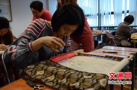 學(xué)員們認(rèn)真地繡著各自的作品 學(xué)員們認(rèn)真地繡著各自的作品