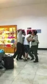 　越南邊檢人員將一名中國男游客抓住，一名邊檢人員還有肘擊其背部的動作。