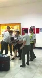 男游客被越方邊檢人員扭住。