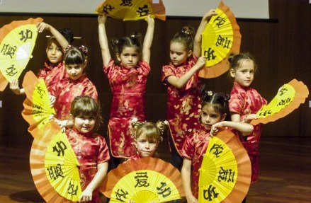 西英雙語(yǔ)學(xué)校幼兒園的小朋友們表演中國(guó)功夫 西英雙語(yǔ)學(xué)校幼兒園的小朋友們表演中國(guó)功夫