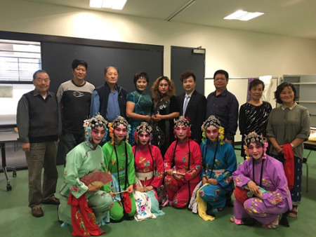 承秋京劇學(xué)校的全體演職人員合影(澳大利亞《澳洲網(wǎng)》) 承秋京劇學(xué)校的全體演職人員合影(澳大利亞《澳洲網(wǎng)》)