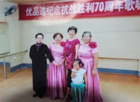 死者張蜀生前生前喜歡跳舞，擅長打太極拳，在社區(qū)內(nèi)極為活躍(左3)