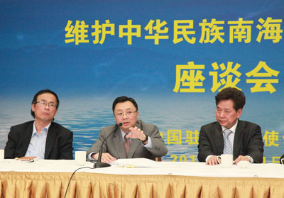 英國(guó)華僑華人和學(xué)界代表維護(hù)中華民族南海主權(quán)權(quán)益座談會(huì)。(圖片來(lái)源：中國(guó)駐英大使館供圖)