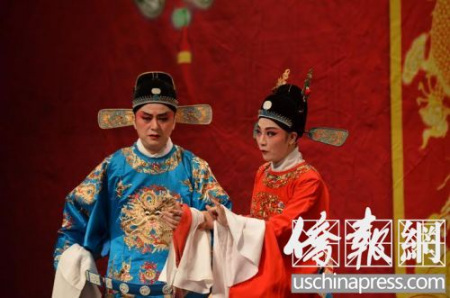 《女駙馬》選段。蔣建國（左）飾演馮益民，何云（右）飾演馮素珍（美國《僑報》/張苗 攝）