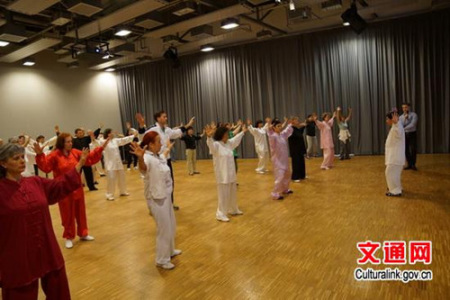 胡希龍?jiān)洪L(zhǎng)在文化中心教授大自然太極拳 胡希龍?jiān)洪L(zhǎng)在文化中心教授大自然太極拳