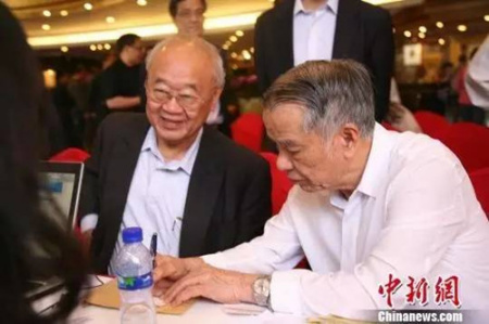 僑領(lǐng)陳永栽在第六屆世界華僑華人社團(tuán)聯(lián)誼大會(huì)現(xiàn)場(chǎng)。