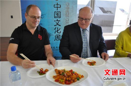 現(xiàn)場嘉賓對菠蘿古老肉情有獨(dú)鐘 現(xiàn)場嘉賓對菠蘿古老肉情有獨(dú)鐘