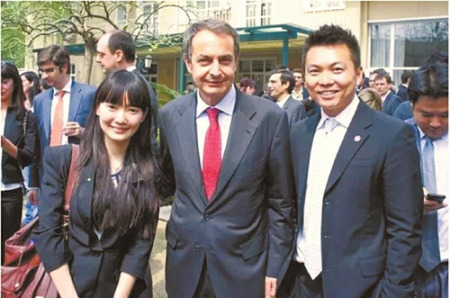 做外交官時的劉小溪，和西班牙前首相薩帕特羅合影。