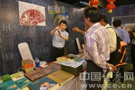 “慶祝中巴建交65周年博覽會(huì)”上，巴基斯坦民眾在學(xué)習(xí)使用毛筆（梁桐 攝）