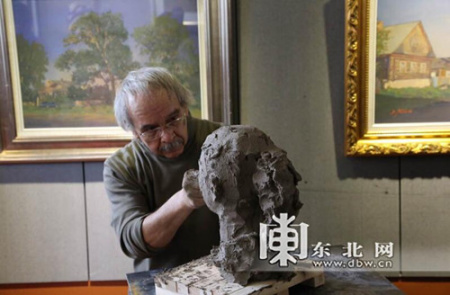 在哈爾濱國際油畫交易中心，俄羅斯雕塑家在創(chuàng)作