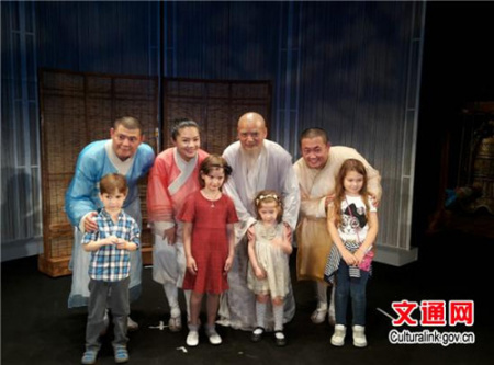 《三個(gè)和尚》演出結(jié)束后觀眾爭相上臺(tái)與演員合影(閆建武 攝) 《三個(gè)和尚》演出結(jié)束后觀眾爭相上臺(tái)與演員合影(閆建武 攝)