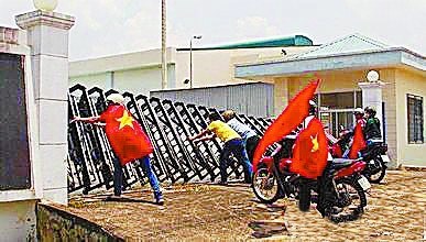 2014年5月，越南南部平陽省發(fā)生大規(guī)模暴力事件，騷亂分子焚毀了至少16家中資（含臺資）工廠。圖片來自網(wǎng)絡(luò)