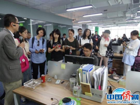記者團采訪入駐南京“僑夢苑”的僑企?！∪轿木辍z