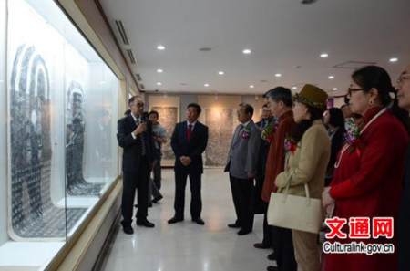 嘉賓們?cè)跅類蹏别^長的帶領(lǐng)下共同參觀展出作品