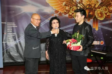 78歲高齡的中國音樂家協(xié)會會員、天津歌舞劇院著名聲樂演員何雪玲老師上臺助興，演唱“蝶戀花”