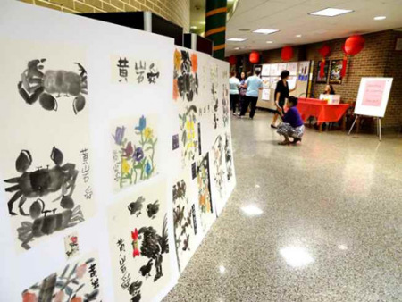 蒙特維爾高中中國文化之夜 ，校內(nèi)展出數(shù)十個學(xué)生作品展臺，包括書法、中國畫、剪紙、手工等（美國《世界日報/謝哲澍 攝）