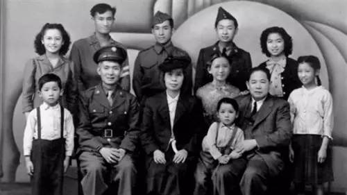 1946年，黃光大與妻子、妻弟和九個(gè)孩子。