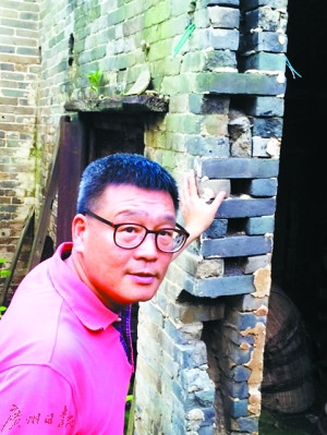 這是一棟古民居破損的墻壁：墻壁是雙磚墻，中間留空，采取這種設(shè)計，使民居通風，冬暖夏涼，不易透水。