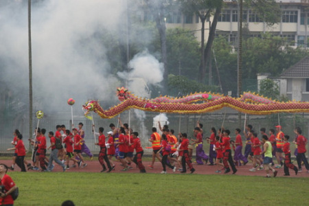  火炬?zhèn)餍脚c地區(qū)文化結(jié)合同行，傳遞文化扎根，放眼世界精神，薪火代代相傳（馬來(lái)西亞《南洋商報(bào)》）