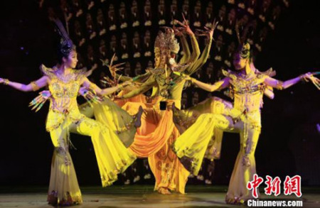 中國舞劇《千手觀音》馬來西亞巡演最后一站在馬六甲民族劇院進(jìn)行，舞蹈演員們演繹著名的“千手千眼”。(胡健 攝)